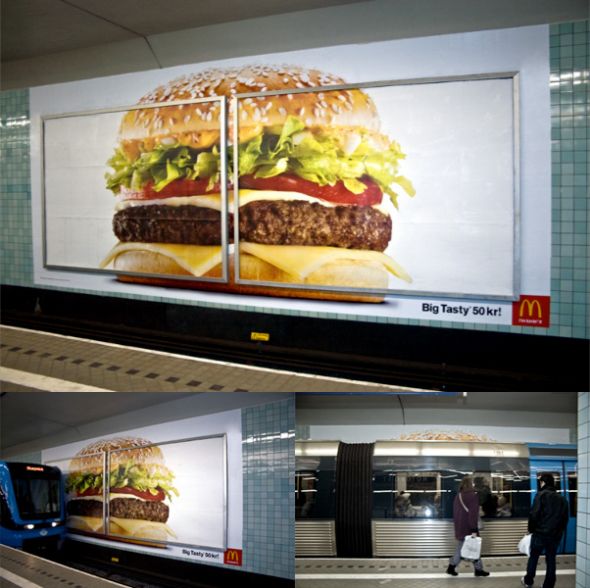 通常の看板に収まりきれないほどの特大ボリューム！を表現しているようです。