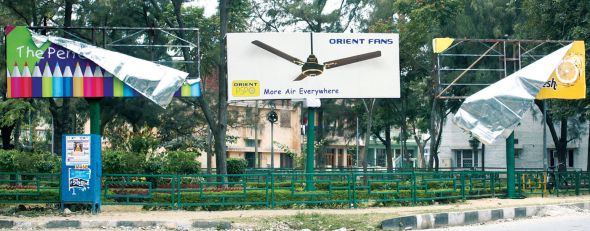 両隣の看板を吹き飛ばしてしまうほど、強力なファンということらしいです。