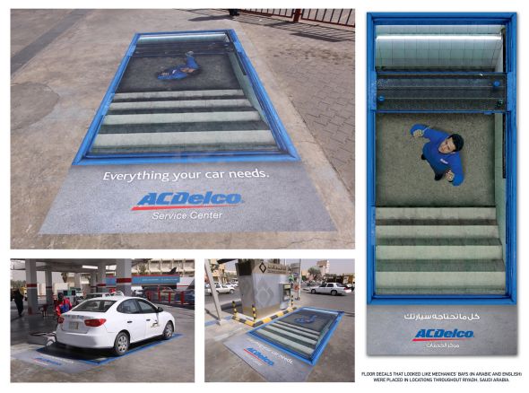 自動車部品メーカーの広告。メカニック工場を連想させるため、広告は床に張られています。伝わりますね。