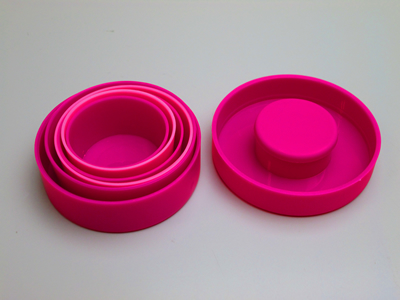 蓋を開けた写真です。コップ本体はジャバラ状態で畳まれていて、とてもコンパクトです。