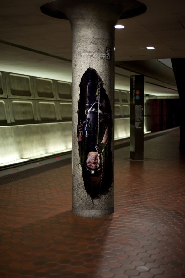 国際スパイ博物館の屋外広告。ただのポスターですが、印象に残りますね。