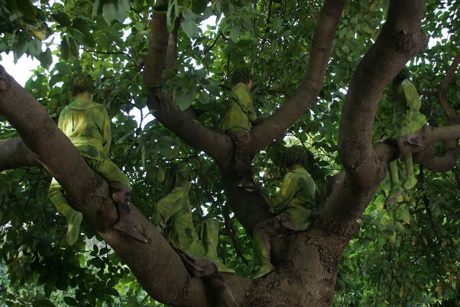 ファインアートボディペインティング：大樹に溶け込む子ども達