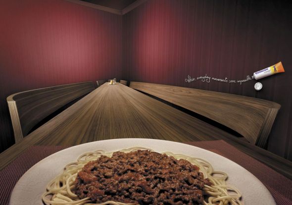 ボルタレン(鎮痛剤)の販促ポスター。粉チーズが遠くに感じるほど痛いなら、、、という描写らしいです。<スイス>