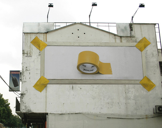 文房具メーカー(Penline)の屋外広告。強力な粘着力を持つテープ、ということを表現しているようです。<マレーシア>