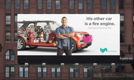 配車サービス(Lyft)の屋外広告。副業ドライバーを配車するスマホアプリで、「消防士もいるよ」と親近感を伝えるブランディングだそうです。<米国>