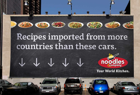 多国籍レストラン(noodles&company)の屋外広告。「ここに並ぶ外車より、もっと多くの国のメニューがあります」という感じですね。<米国>