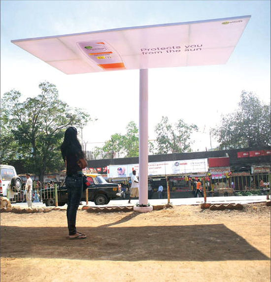 日焼け止めクリーム(ロレアル・ガルニエシェード)の屋外広告。強い日差しを避けるシェルターが、販売促進に繋げる看板になってます。<インド>