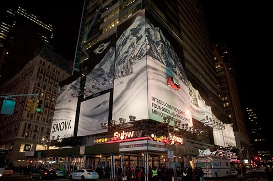 ミニの屋外広告。新型4WD車の発売に合わせ、タイムズスクエアの8個のビル広告をジャックしたことが当時話題になったそうです。<米国>