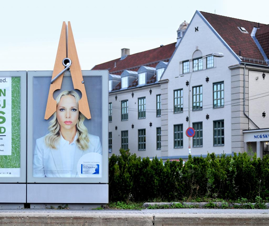 鎮痛薬(Paralen)の屋外広告。女性が洗濯バサミで締め付けられている様子は、頭痛による苦痛を表現したようです。<ノルウェー>