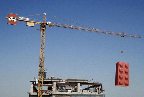 レゴの屋外広告。巨大なレゴを釣り上げるクレーンは、建設中ビルでのキャンペーンだそうです。それにしても大袈裟ですね。<チリ>