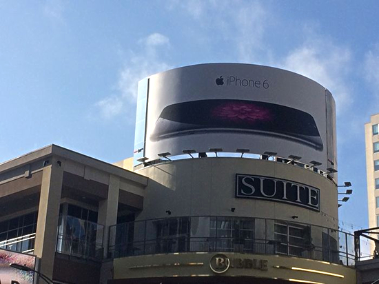 ユーザーによって投稿されたという写真、ショッピングセンター(ノースカロライナ州)の屋外広告。