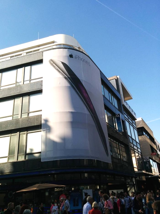 ユーザーによって投稿されたという写真、ショッピングセンター(ノースカロライナ州)の屋外広告。