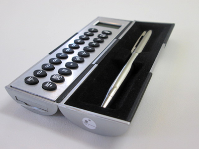 ノベルティ:トリックケース電卓(ボールペン付)