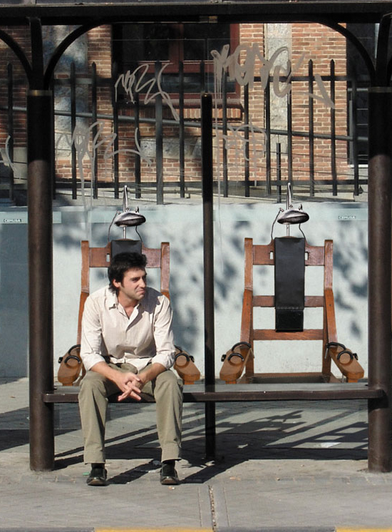 人権擁護団体(アムネスティインターナショナル)のバス停広告。死刑廃止を訴えるキャンペーン、ベンチを電気椅子に見立てているようです。<スペイン>