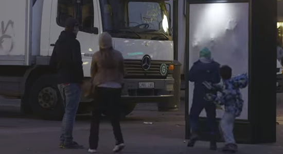 すると突然、看板の中からナイトメア(悪夢の住人)が現れます!これには家族全員、超驚き。