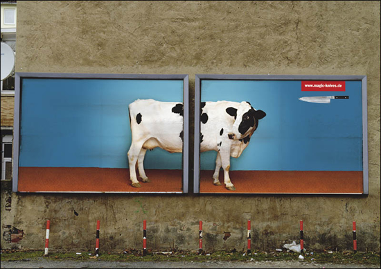 キッチンナイフ(Magic Knife)の屋外広告。大きな肉牛も真っ二つ、優れた切れ味を上手に表現しています。<ドイツ>