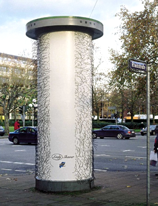 女性用シェーバー(Braun - Lady Shaver)の屋外広告。スネ毛がモジャモジャに生えた女性の足を演出しています。<ドイツ>