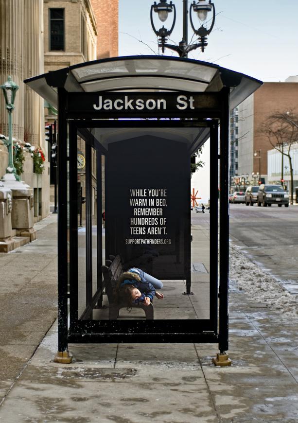 ホームレス支援団体パスファインダーの啓発広告。若者のホームレス化防止について社会全体で考えていこう、と呼びかけたトランジットシェルターへのキャンペーン。<米国>