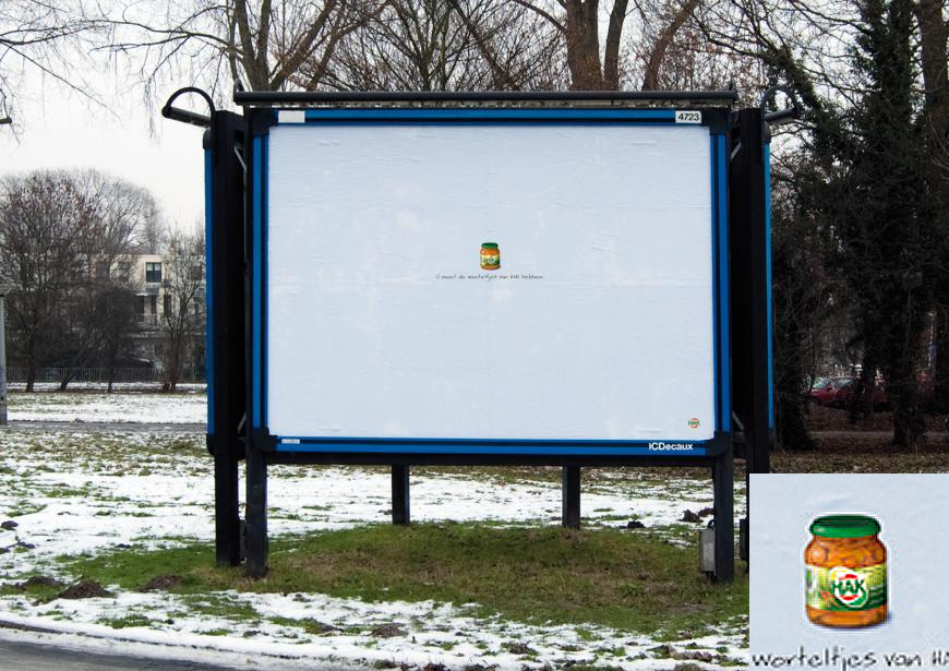 ニンジンのビン詰めの屋外広告。この広告が小さ過ぎて見えないのであれば、視力の回復に期待ができるニンジンを食べましょう！とのことです。＜オランダ＞