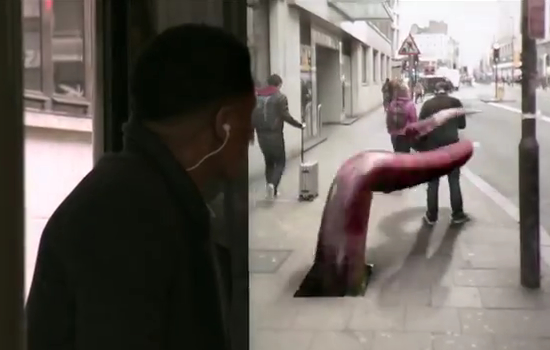 キャプチャ:地下道から現れたモンスターに襲われる市民