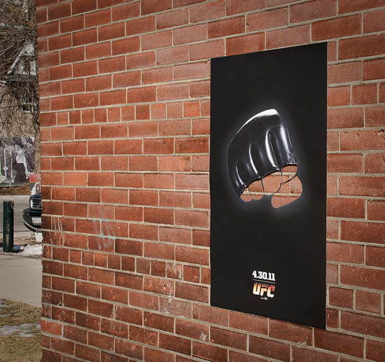 格闘技チャンピオンシップ(UFC)の屋外広告。「レンガに拳」、ダイレクトに格闘技を連想させる巧い組み合わせです。<カナダ>