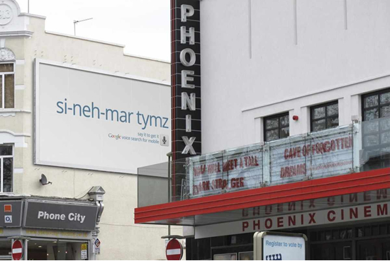 グーグル音声検索アプリケーションの屋外広告。「映画館に入る前に、上映スケジュールを検索しよう」のようですね。＜英国＞