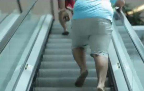 スポーツジム(O2 Gym)の屋外キャンペーン。健康のためにエレベータは停止、「エクササイズを始めよう」とのメッセージだそうです。<ブラジル>