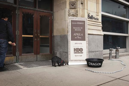 人気テレビドラマ（Game of Thrones）の屋外広告。犬用の水飲み皿の隣にある巨大なお皿は、作中に登場するドラゴン専用のようですね。＜カナダ＞