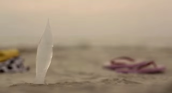 飲み終わった瓶は、氷でできているので溶けてなくなってしまいます。そのアイデアが広告業界でも話題となりました。