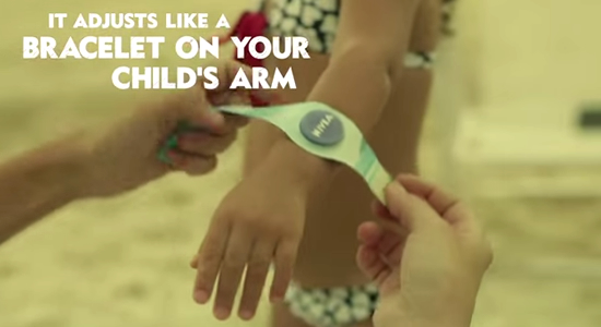 日焼け止めクリームが模(かたど)られたリストバンドを、迷子が心配な小さな子どもに装着します。