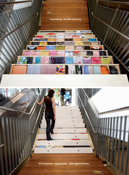 家具ショップ(イケア)の店内ディスプレイ広告。階段に貼られたカッティングシートは、収納家具をイメージしたようです。<マレーシア>