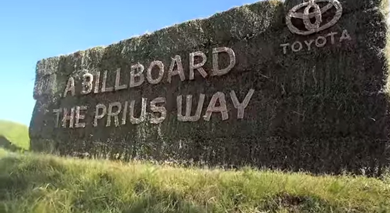 そこでトヨタは、環境に配慮した<100%天然素材>の看板広告を制作することを考えました。マーケティングは、シドニーのサーチ&サーチ社が担当。