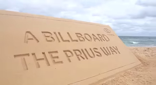 テーマは、<自然から来て自然に帰る>。藁(ワラ)で作った看板広告のほか、ビーチでは砂を素材とする看板広告も製作。