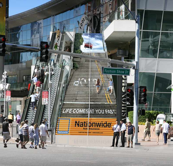保険会社(ネイションワイド)の屋外広告。階段に描かれた暴走車両は、「転ばぬ先の杖」と伝えたいようです。<米国>