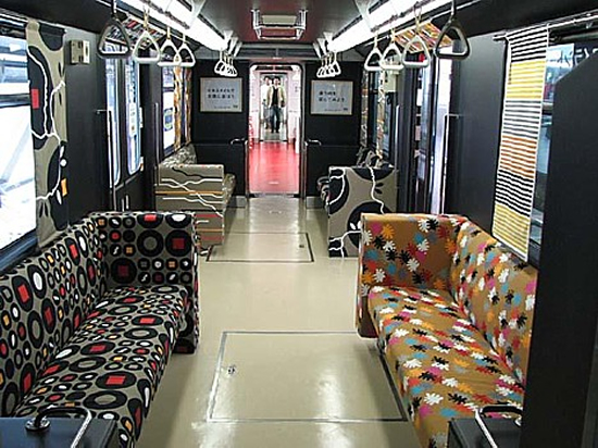 家具ショップ(イケア)の販促PR。ポートアイランド店の出店(2008年)に際し、神戸ポートライナーモノレールの車内を期間限定でジャックしたようです。<日本>