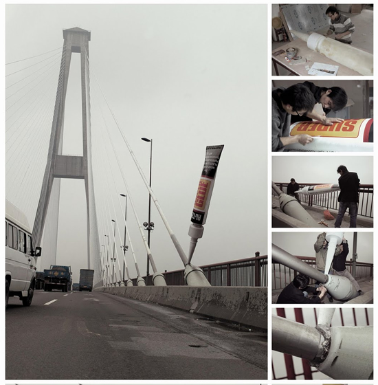 接着剤メーカー(Alteco)の屋外広告。吊り橋を支えるケーブルを接着するほど強力だと言いたいようですね。<中国>