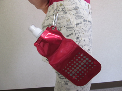 ノベルティ:カラビナ付折りたたみボトル500ml
