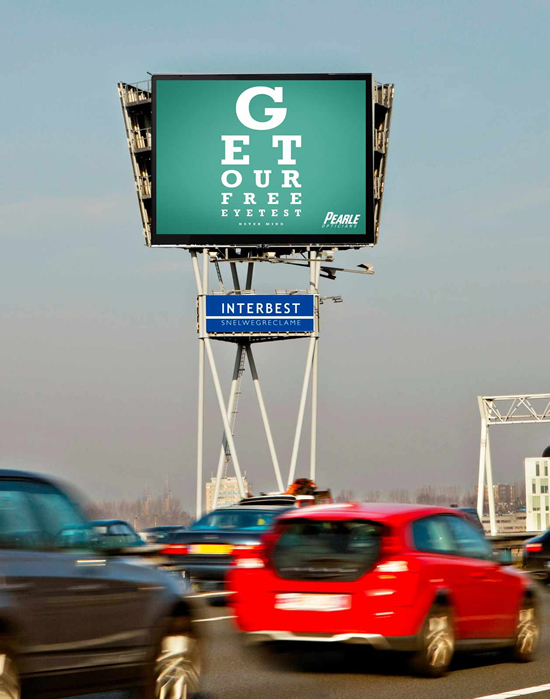 メガネメーカー(Pearle)の屋外広告。看板そのものが視力テストになっていて、説得力をもって購買を促進しています。<オランダ>