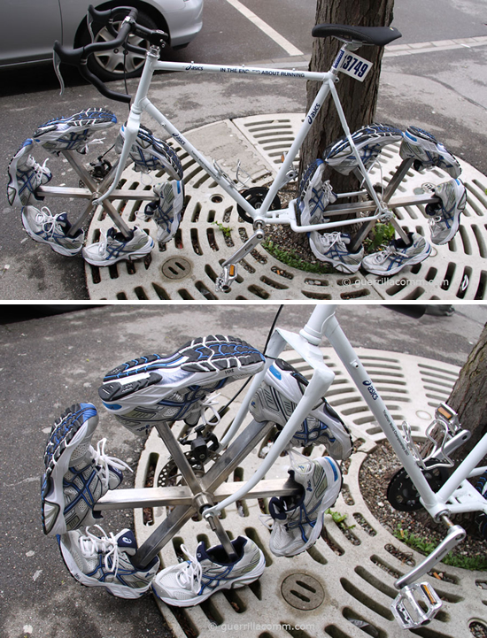 アシックスのゲリラマーケティング。自転車とスポーツシューズが融合、トライアスロン大会の沿道にてお披露目されたとのことです。＜ドイツ＞