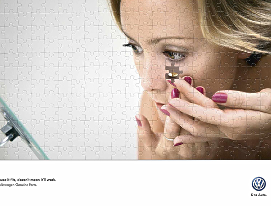 自動車メーカー(フォルクスワーゲン)の販促ポスター。「形が同じだからと言って、上手くいくわけではありません」、純正部品の使用を呼びかけているようです。<南アフリカ>
