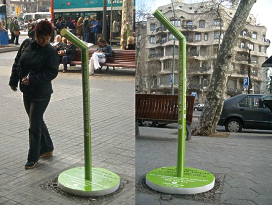 貧困支援団体(Intermon Oxfam)の屋外広告。マンホールに指されたストローは、「下水のような水を飲んでいる貧しい国を支援しよう」とのメッセージです。<スペイン>