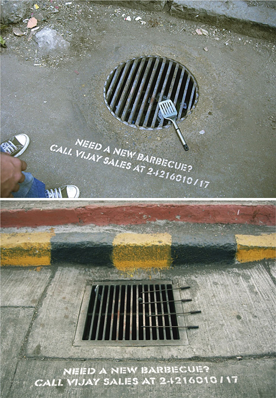 オンラインスーパーマーケット(VijaySales)の屋外広告。下水道のふたを見てバーベキューを連想したあなたは直ぐにお電話を!のような感じですね。<インド>