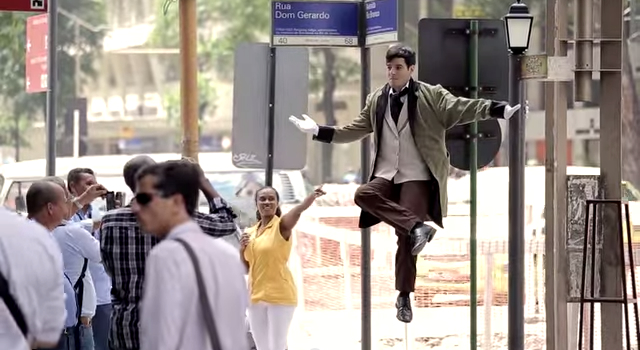 <集客アイデア> ウェイターが宙に浮かぶ?斬新な話題作り