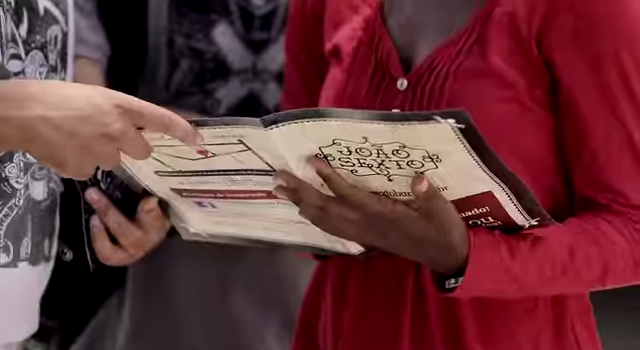 <集客アイデア> ウェイターが宙に浮かぶ?斬新な話題作り