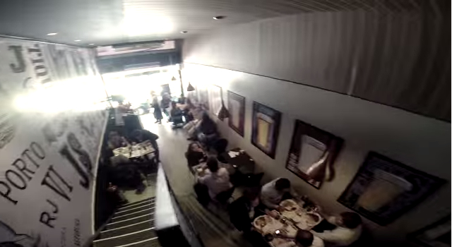 <集客アイデア> ウェイターが宙に浮かぶ?斬新な話題作り