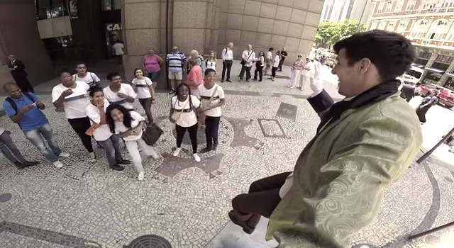 <集客アイデア> ウェイターが宙に浮かぶ?斬新な話題作り