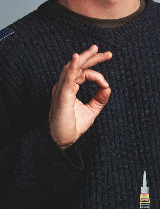 接着剤(Pattex)の販促ポスター。一見するとOKサインに見えますが、強力過ぎて指が離れない様子を表しているようです(笑)。<オランダ>