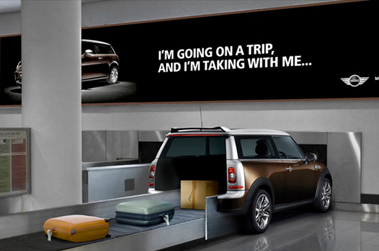 ミニの屋内広告。多くの荷物が積めるというミニクーパークラブマン、そのセールスポイントをエアポートの荷物カルーセルで表現したようです。＜米国＞