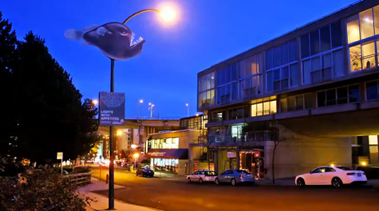 バンクーバー水族館の屋外広告。街頭の灯りをチョウチンアンコウに見立てたようです。分かりやすいアプローチですね。<カナダ>