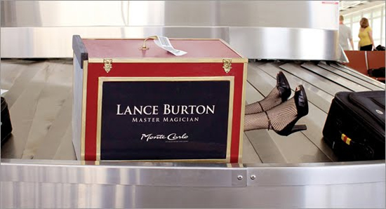 マジックショーのゲリラマーケティング。モナコのカジノで開催されるランスバートン(マジシャン)のPR、ラスベガス空港で展開されました。<米国>